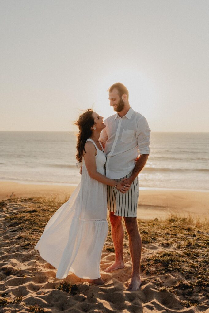 seance photo couple sur les plages landaises au coucher de soleil