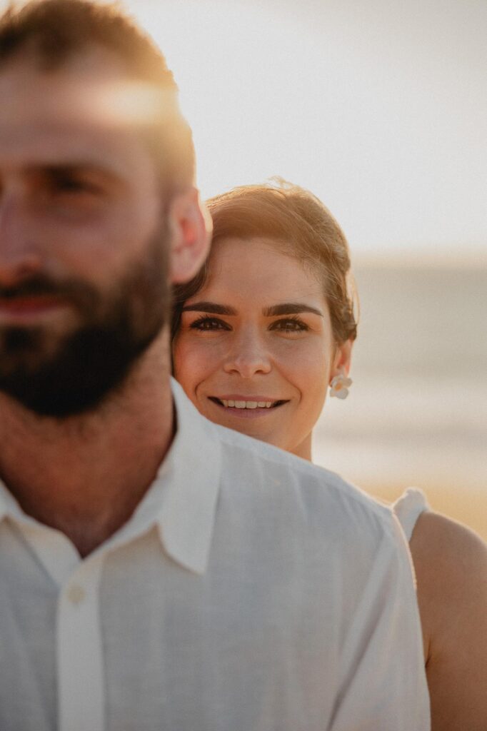 seance photo couple sur les plages landaises au coucher de soleil