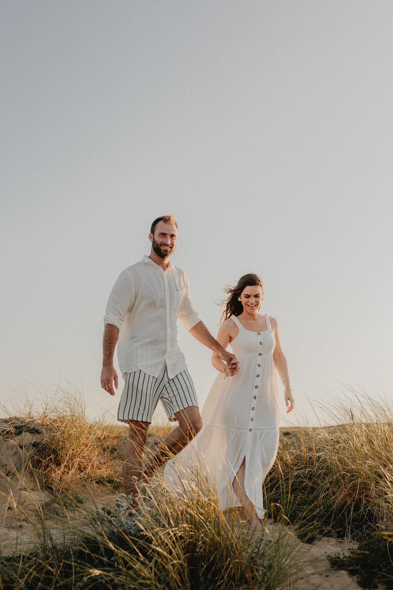 seance photo couple sur les plages landaises au coucher de soleil