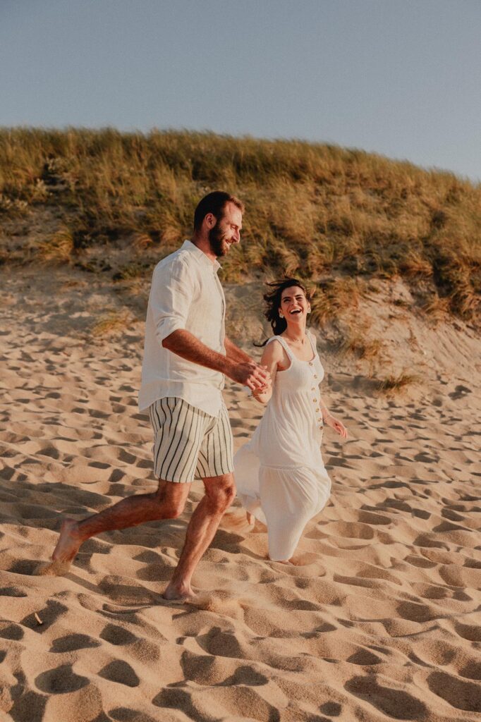 couple qui cours pendant seance photo couple sur les plages landaises
