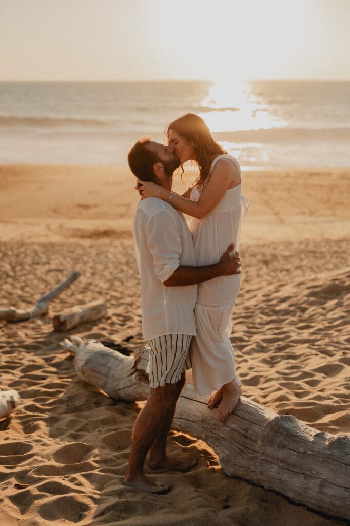 couple qui s'embrasse pendant une seance photo couple sur les plages landaises