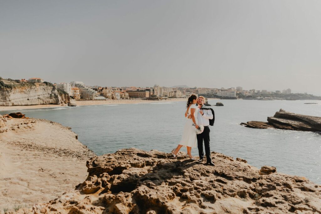 séance photo de couple avec la vue sur l'océan et Biarritz en fond