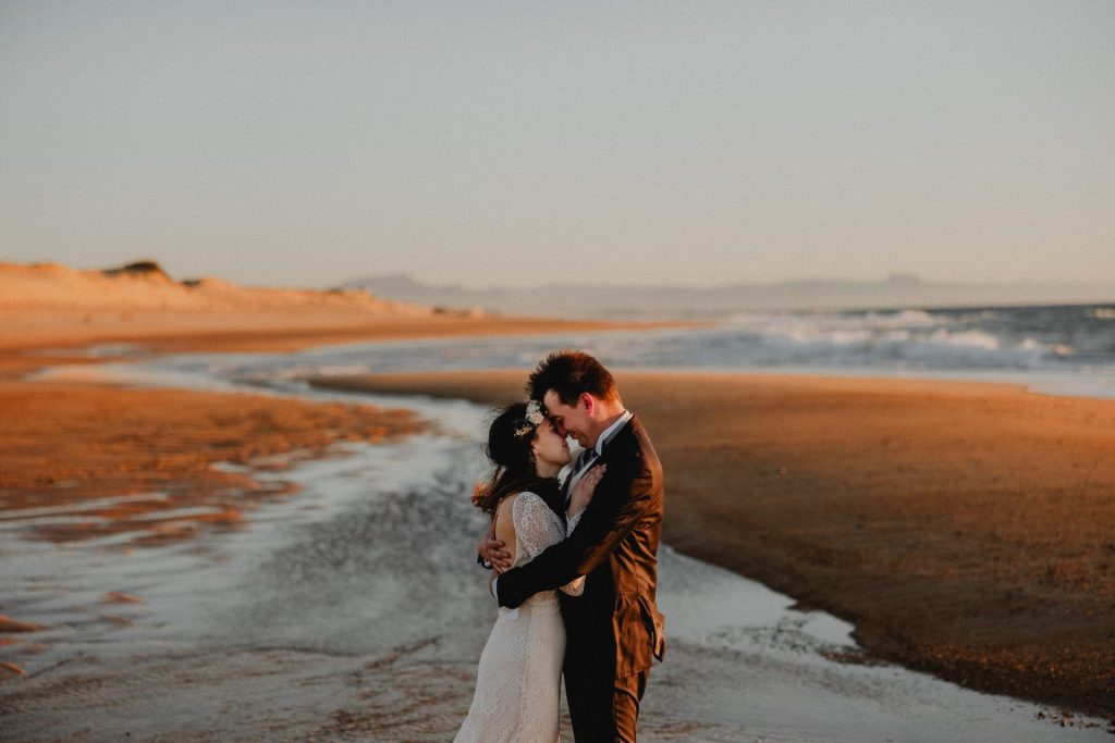 couple sur la plage lors d'une seance day after apres leur mariage au pays basque