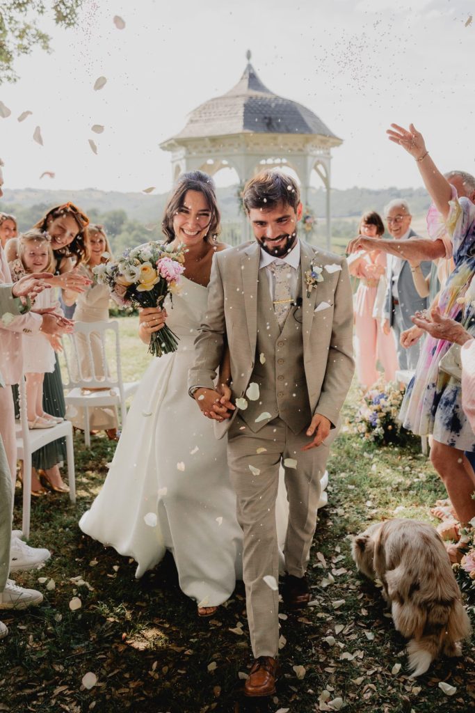 Couple heureux à la fin de leur cérémonie laïque de mariage dans le Pays Basque au château de Biscay