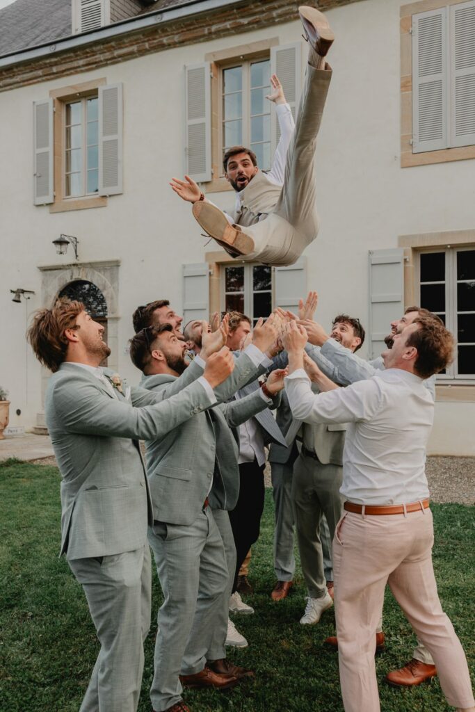 marié lancé dans les airs par ses amis lors de son mariage au pays basque