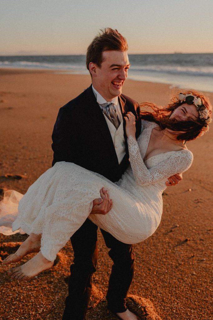 jeunes mariés s'amusant à la plage lors d'une séance photo day after à biarritz