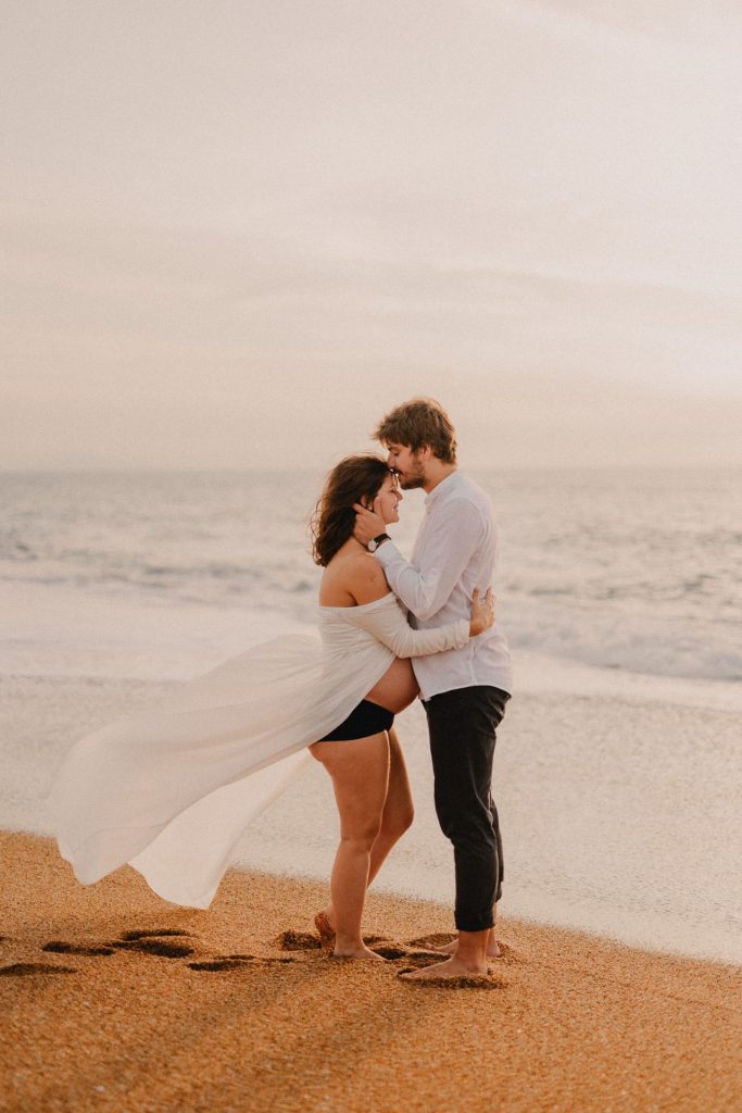 séance photo de grossesse à la plage de biarritz