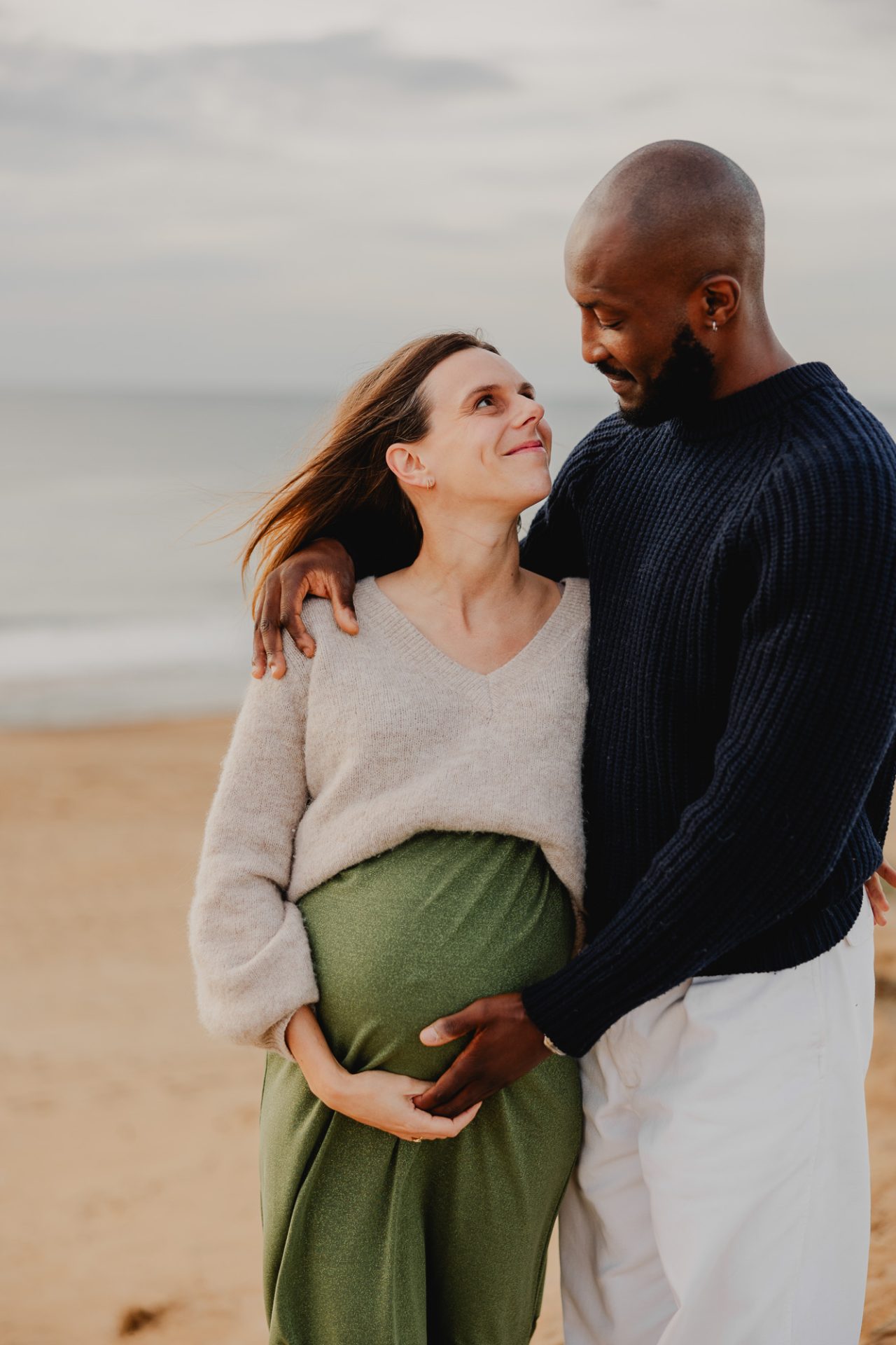 séance photo de grossesse en couple à la plage de biarritz