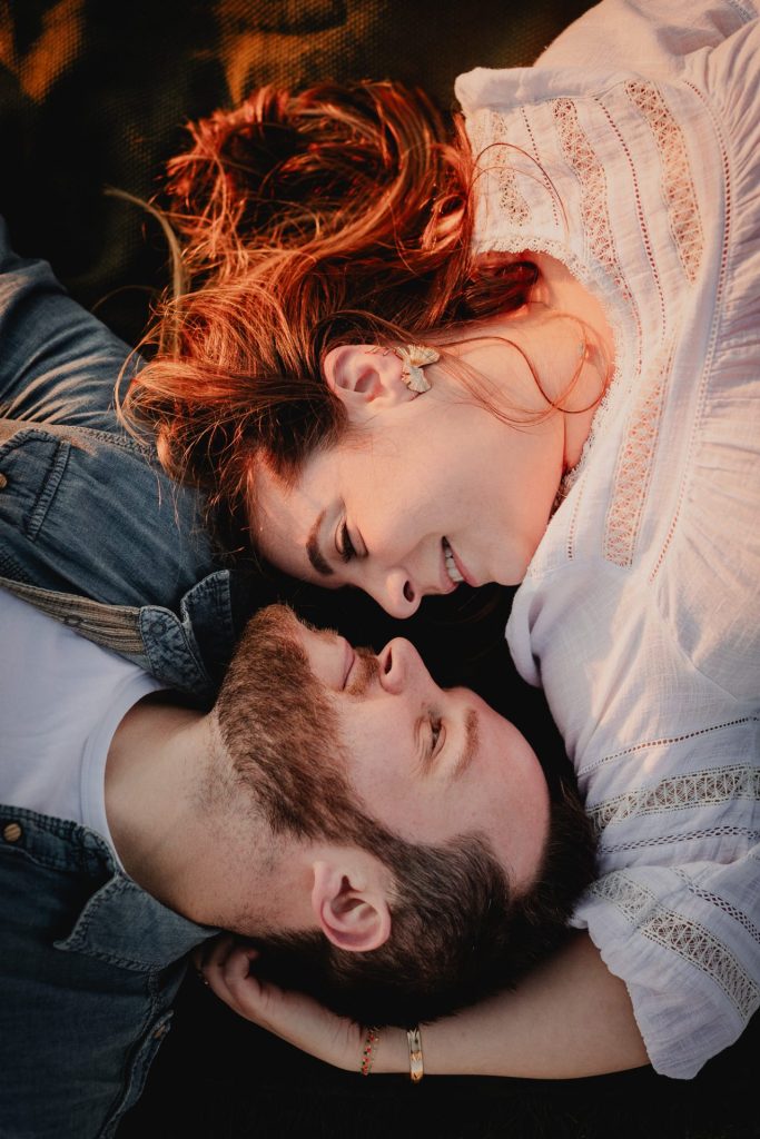 portrait serré de jeunes amoureux pendant une séance photo de couple à la plage de biarritz