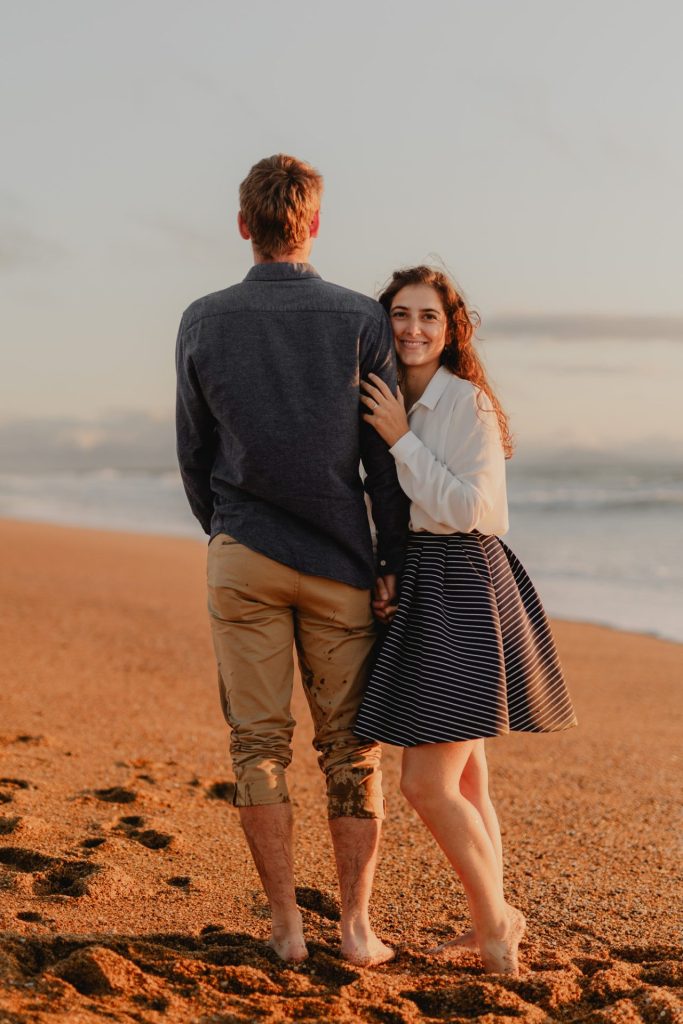portrait de jeunes amoureux pendant une séance photo de couple à la plage de biarritz