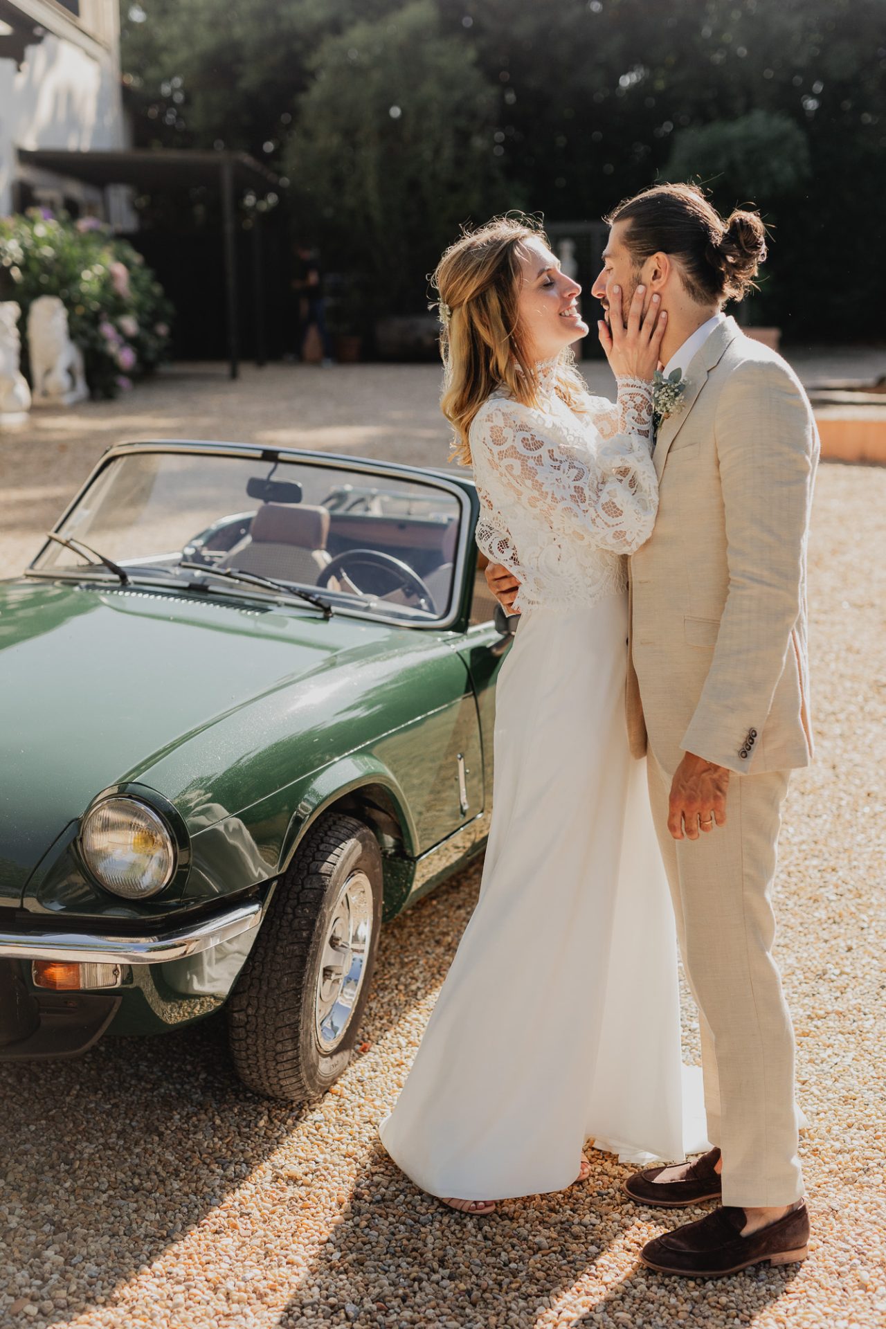 portrait de mariés devant leur voiture lors de leur mariage à Biarritz au domaine de Larbeou