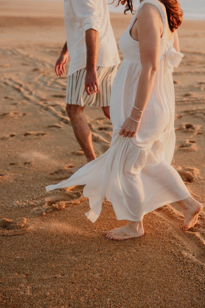 couple qui marche sur la plage lors d'une séance photo engagement à Biarriz