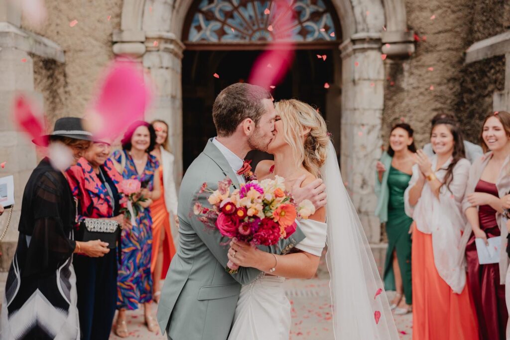 sortie des mariés lors de leur mariage au domaine etxezahar à bardos