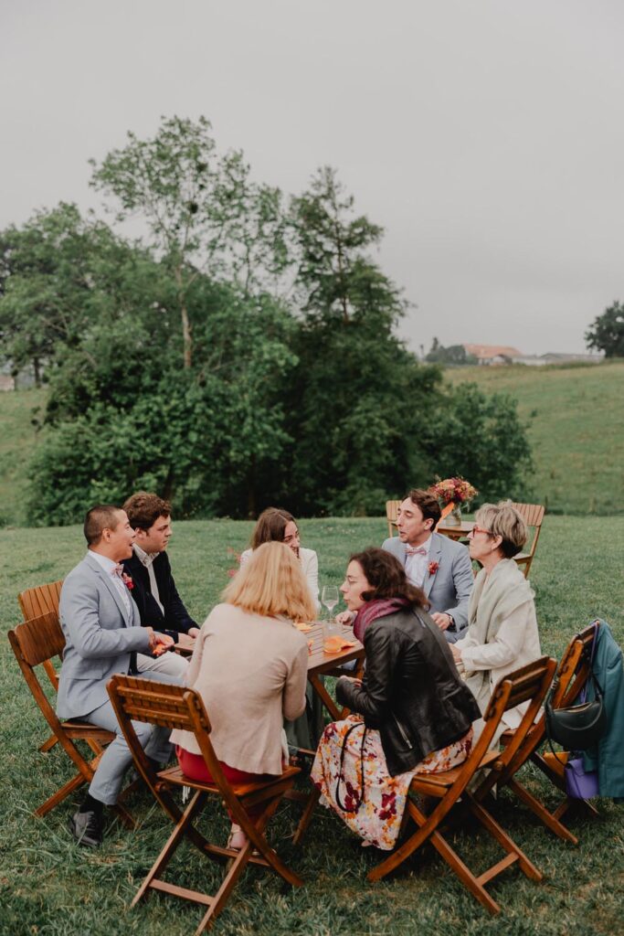 groupe d'invités lors du cocktail d'un mariage à bardos au domaine etxezahar dans le pays basque