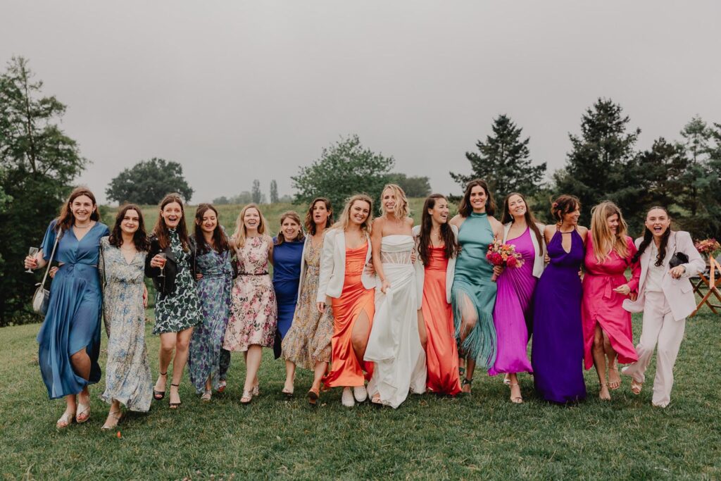 photos de groupes au domaine etxezahar lors d'un mariage