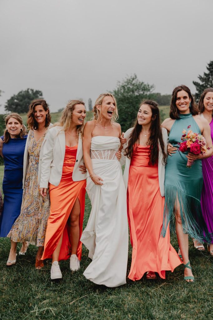photos de groupes au domaine etxezahar lors d'un mariage