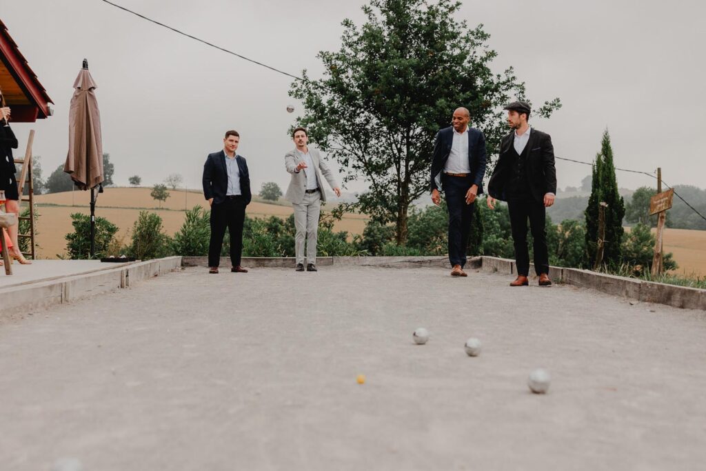 partie de pétanque au cours d'un mariage à bardos au pays basque