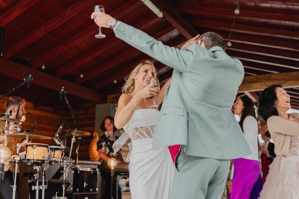 mariés qui dansent lors de leur mariage au pays basque au domaine etxezahar