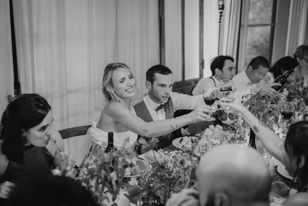 mariés à table au cours d'un mariage au domaine etxezahar