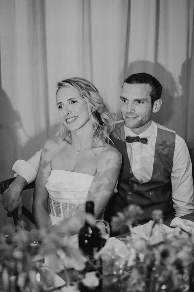 mariés à table au cours d'un mariage au domaine etxezahar
