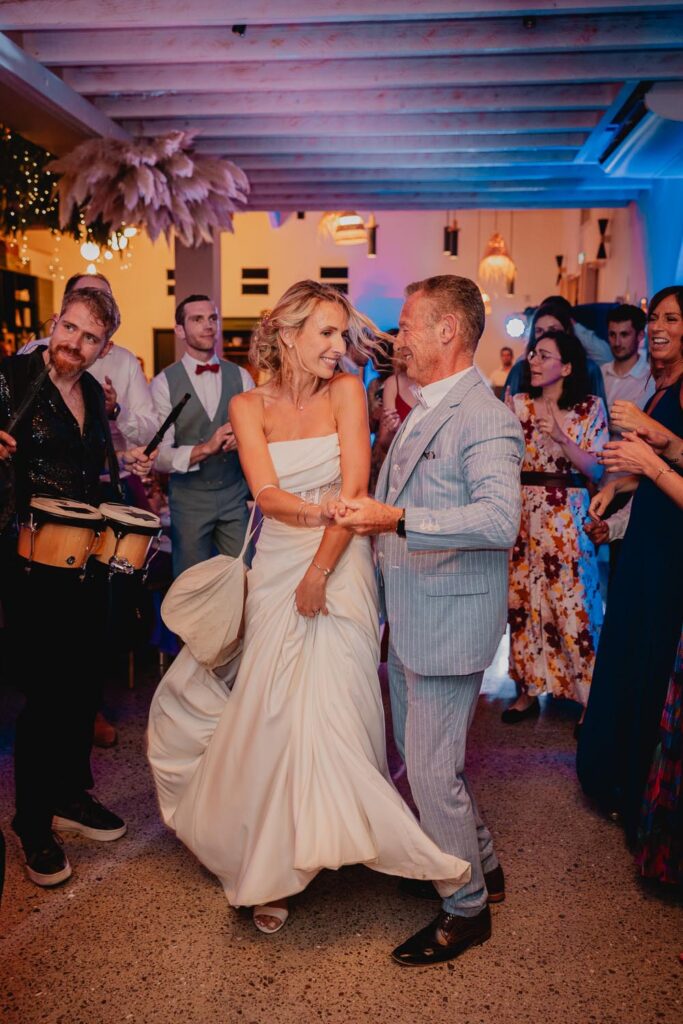 mariée qui danse au cours d'un mariage au pays-basque au domaine etxezahar