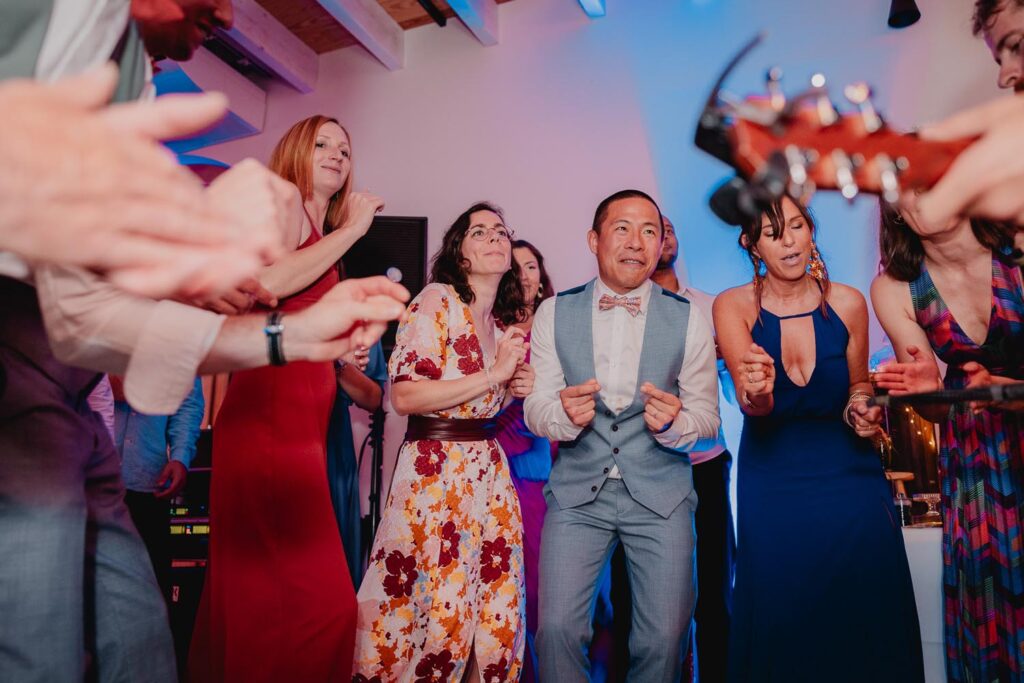 invités qui dansent au cours d'un mariage au pays-basque au domaine etxezahar