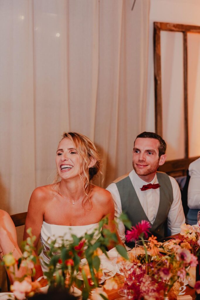 mariés pendant les discours de leur mariage au domaine etxezahar