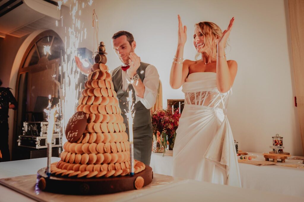mariés devant leur gâteau lors de leur mariage au domaine etxezahar