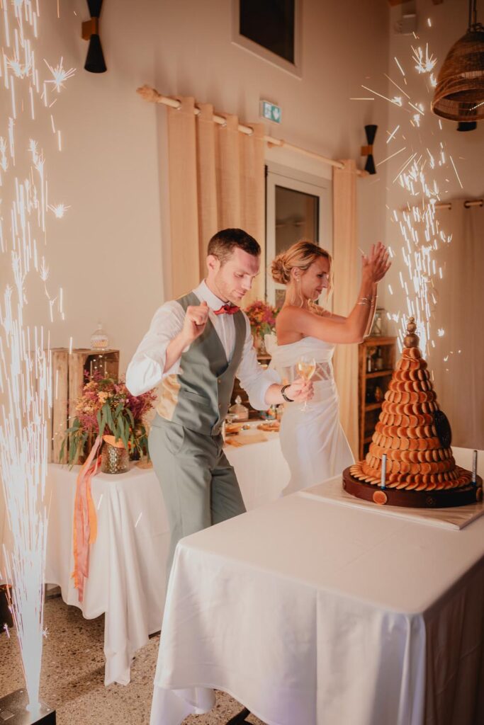 mariés devant leur gâteau lors de leur mariage au domaine etxezahar