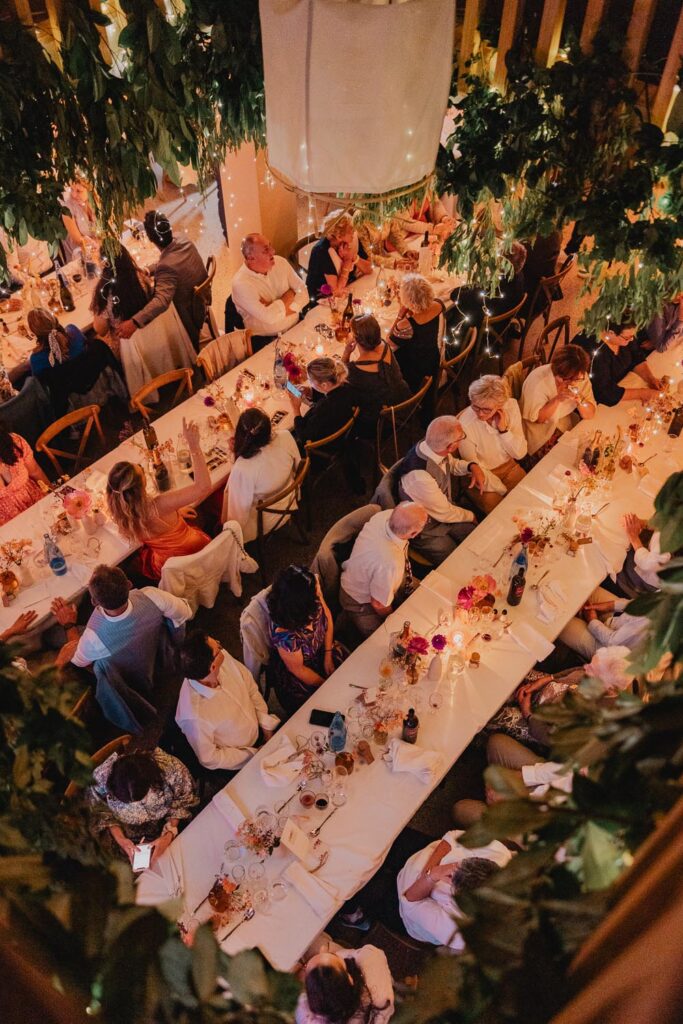 salle de mariage du domaine etxezahar remplie d'invités lors d'un mariage festif