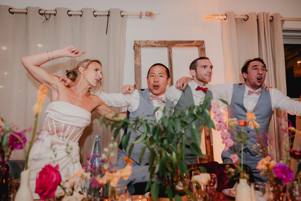 invités qui dansent au cours d'un mariage à bardos