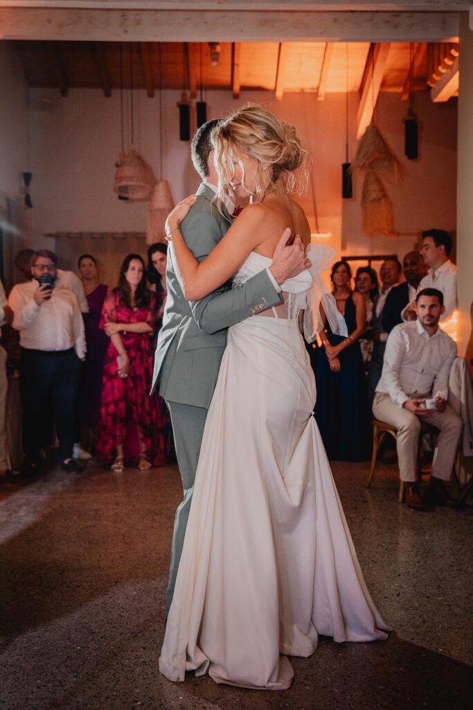 couple qui danse lors de leur mariage au pays basque au domaine etxezahar