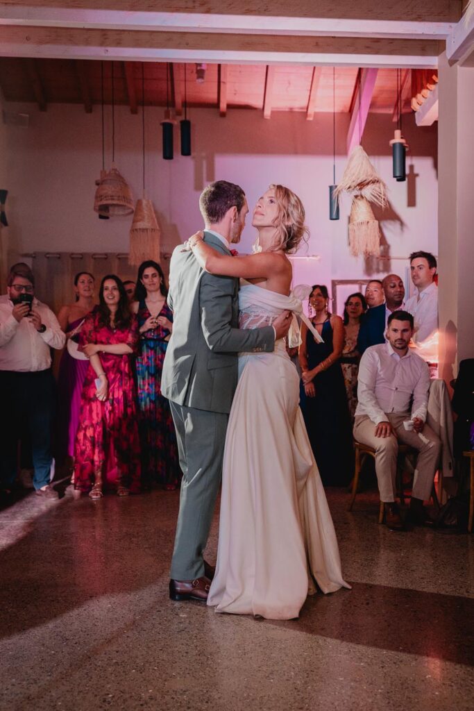couple qui danse lors de leur mariage au pays basque au domaine etxezahar
