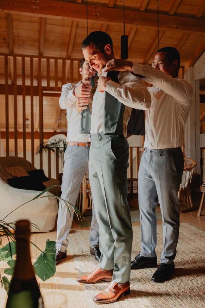 mariage domaine etxezahar bardos dans le pays basque, le marié se prépare