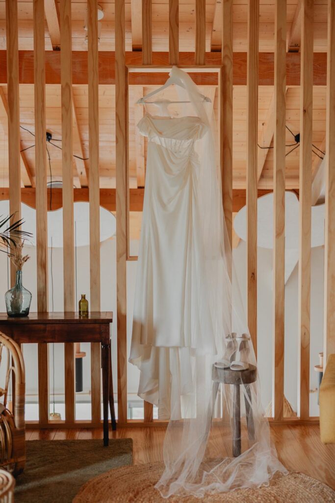 robe suspendu au domaine extezahar à bardos dans le pays-basque le jour d'un mariage