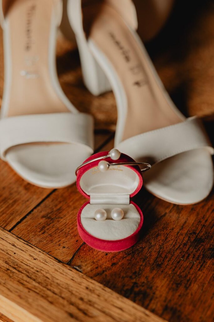 boucles d'oreilles au domaine extezahar à bardos dans le pays-basque le jour d'un mariage