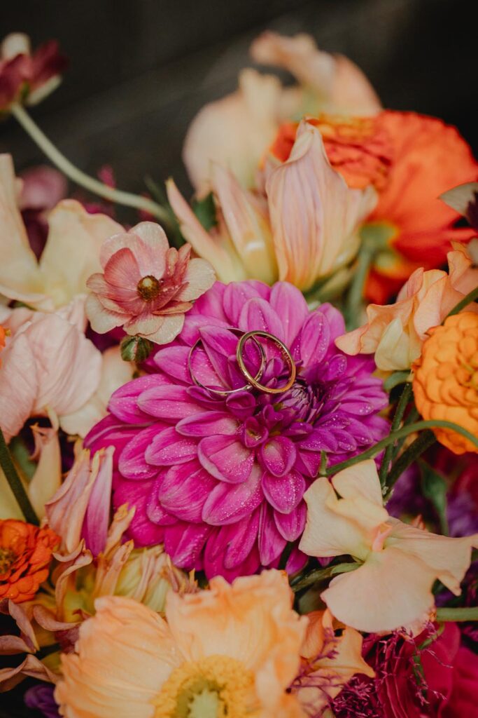 bouquet de fleurs au domaine extezahar à bardos dans le pays-basque le jour d'un mariage
