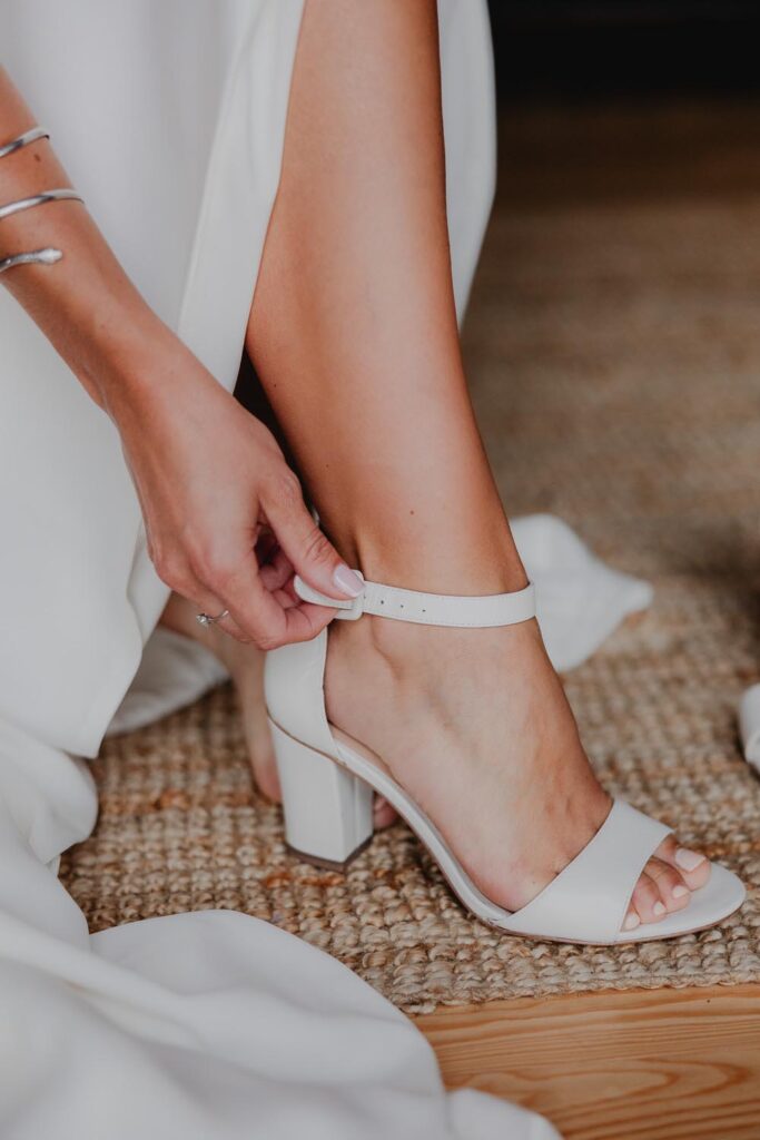 mariage à etxezahar à bardos dans le pays-basque, la mariée enfile ses chaussures