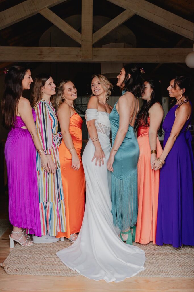mariée avec témoins au domaine etxezahar à bardos lors d'un mariage au pays basque
