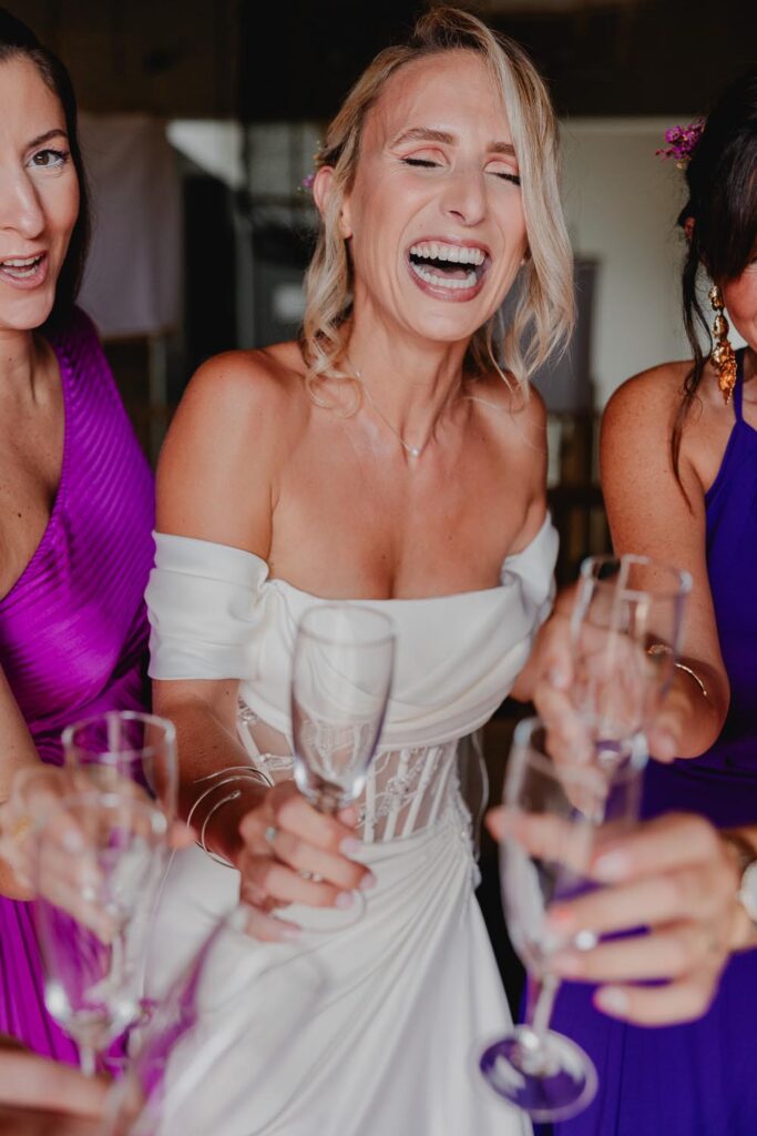 mariée avec champagne avec témoins au domaine etxezahar à bardos lors d'un mariage au pays basque