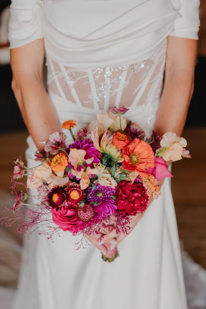 mariée avec son bouquet au domaine etxezahar à bardos lors d'un mariage au pays basque