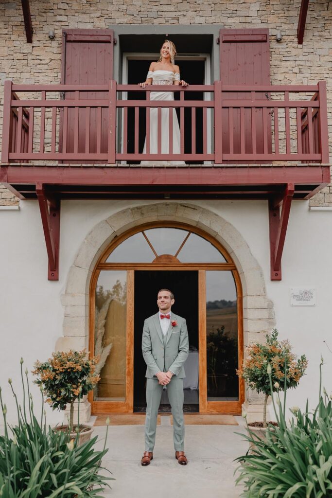 first look au domaine etxezahar à bardos lors d'un mariage