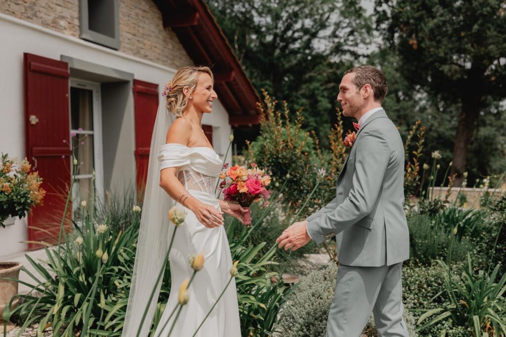 first look au domaine etxezahar à bardos lors d'un mariage