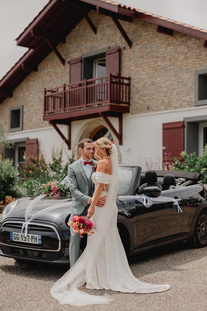 photo de couple devant voiture devant le domaine etxezahar à bardos