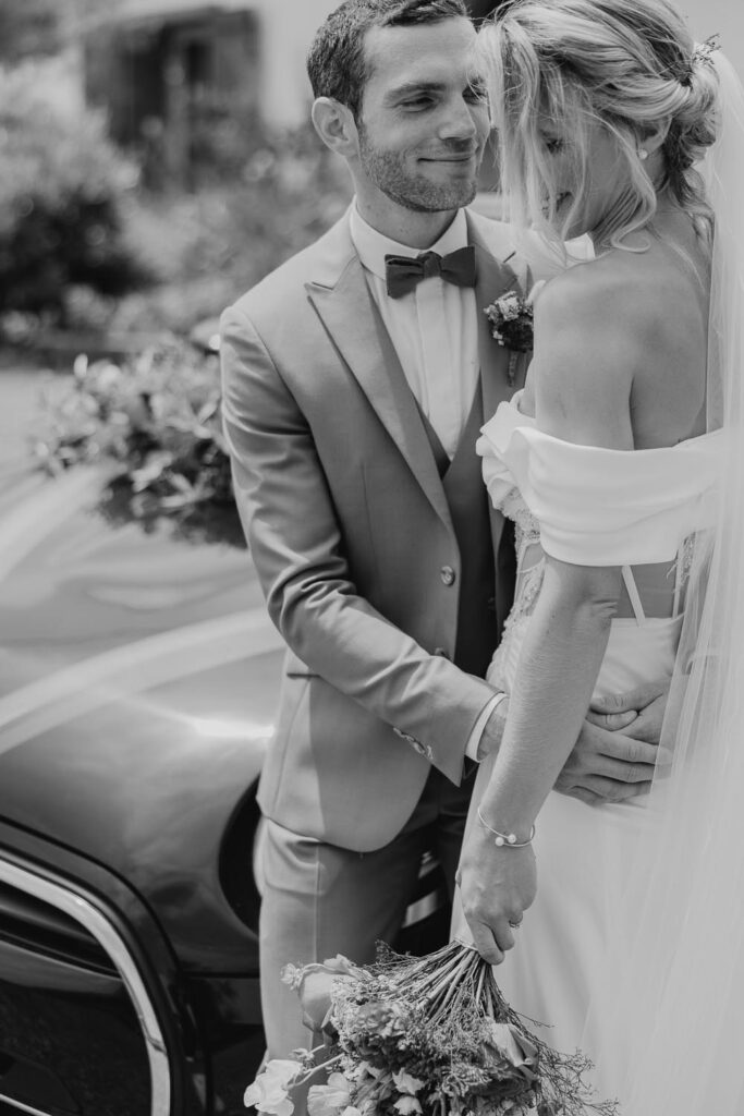 photo de couple devant voiture devant le domaine etxezahar à bardos