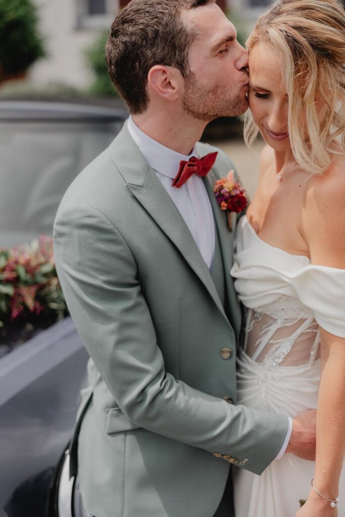 photo de couple devant voiture devant le domaine etxezahar à bardos