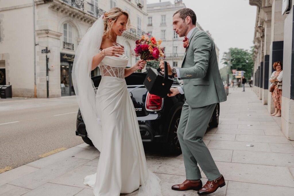 arrivée des mariés à bayonne lors de leur mariage au pays-basque