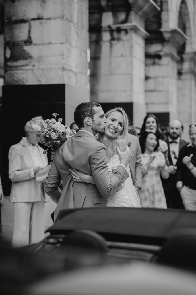 arrivée des mariés à la mairie de bayonne bayonne lors de leur mariage au pays-basque