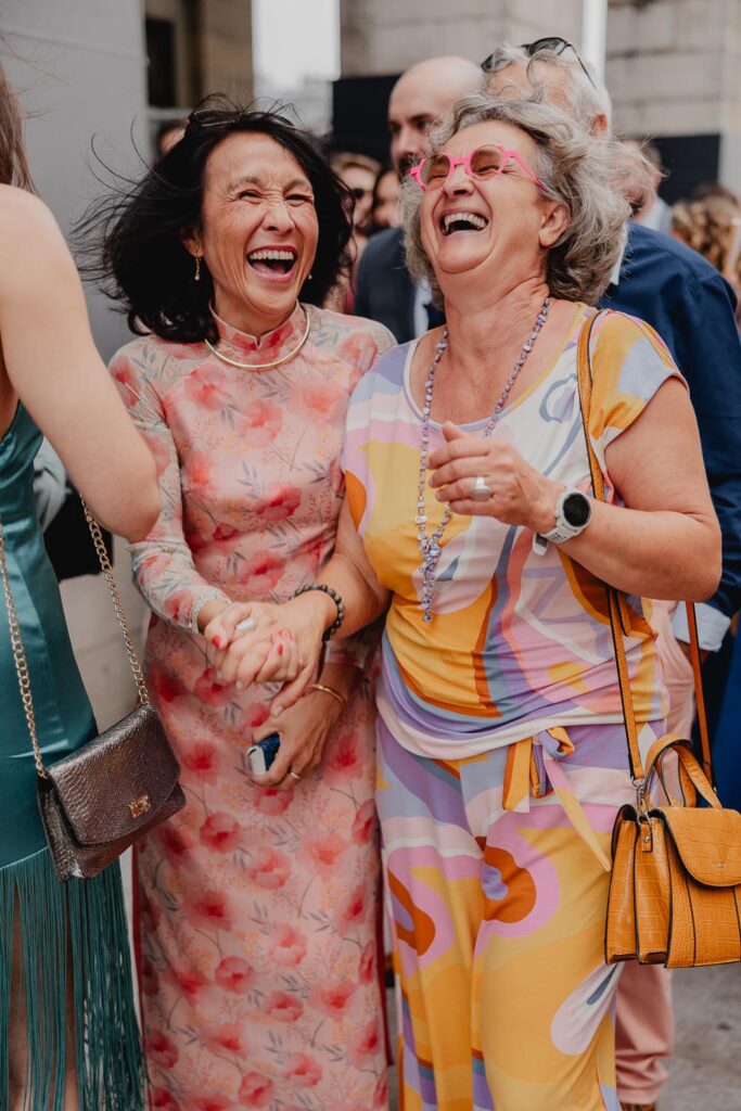 invités qui rient pendant un mariage devant la mairie de bayonne