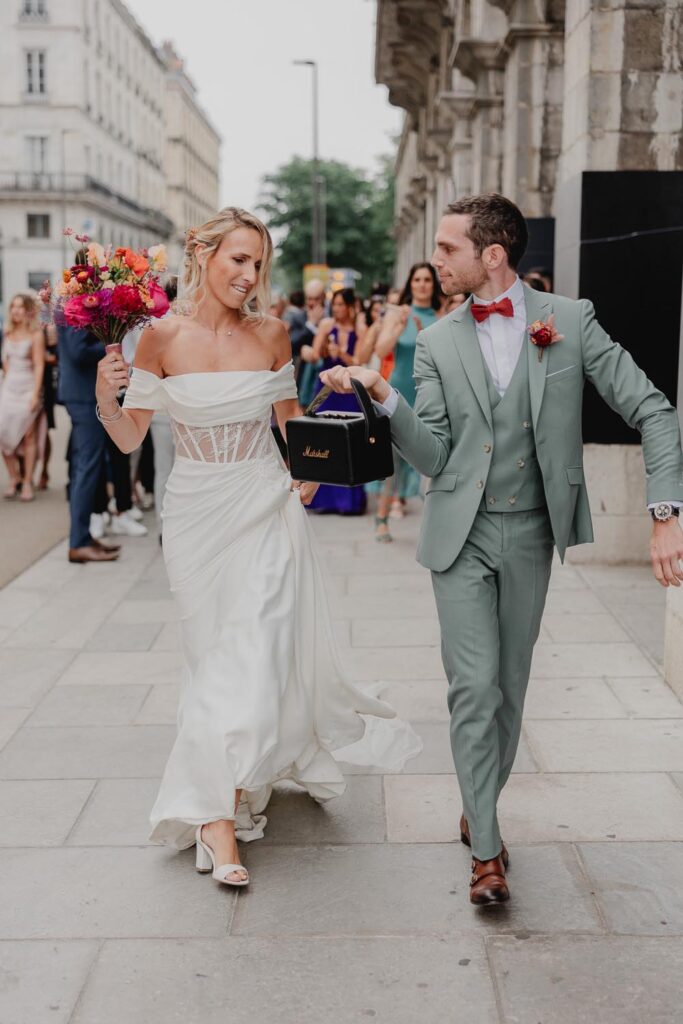 mariés qui dansent lors de leur mariage dans le pays basque à bayonne